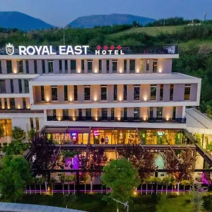 Royal East **** Mjull-Bethore